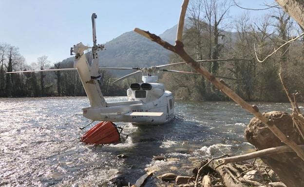 Imágenes del suceso, con el helicóptero tras caer al río.