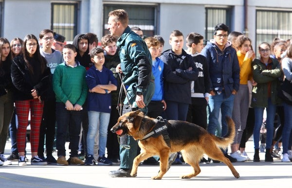Fotos: Presentación en el IES Gil y Carrasco de Ponferrada del plan director para la convivencia y mejora de la seguridad en los centros educativos