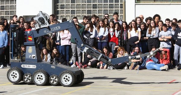 Fotos: Presentación en el IES Gil y Carrasco de Ponferrada del plan director para la convivencia y mejora de la seguridad en los centros educativos