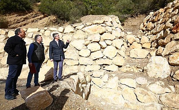 El presidente de la Diputación de León, Juan Martínez Majo, junto a los diputados provinciales Ángel Calvo (C) y Alfonso Arias (I), durante la visita a las obras de la carretera entre Matalavilla y Valseco.