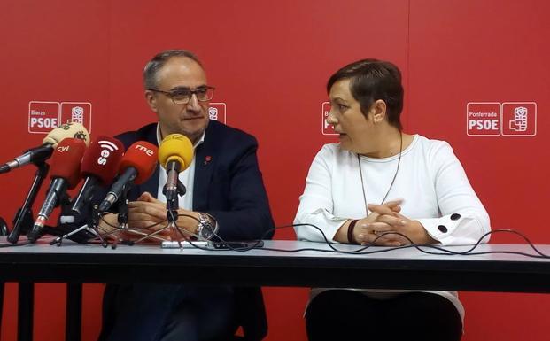 El candidato del PSOE a la Alcaldía de Ponferrada, Olegario Ramón, junto a la secretaria de Organización de la Agrupación local, Carmen Morán, en su comparecencia.