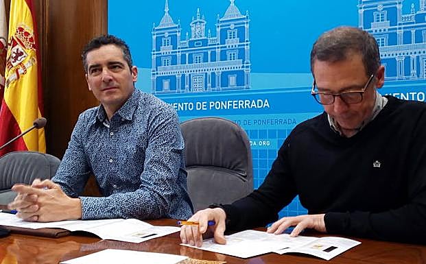 El concejal de Medio Ambiente, Roberto Mendo (I), durante la presentación de las actividades.