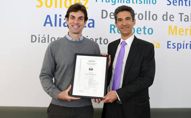 Alan Svaiter, CEO de Votorantim Cimentos España, recoge la certificación de manos del director de Marketing Sectorial y de Producto de AENOR, Pablo Corróns.