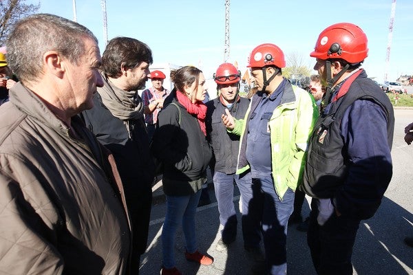 Fotos: Mayoral y Marcello se reúnen con trabajadores de las auxiliares de Endesa en la central térmica Compostilla II