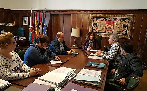 La alcaldesa de Ponferrada Gloria Fernández Merayo (C), en la reunión con responsables de la compañía Movistar en Castilla y León.