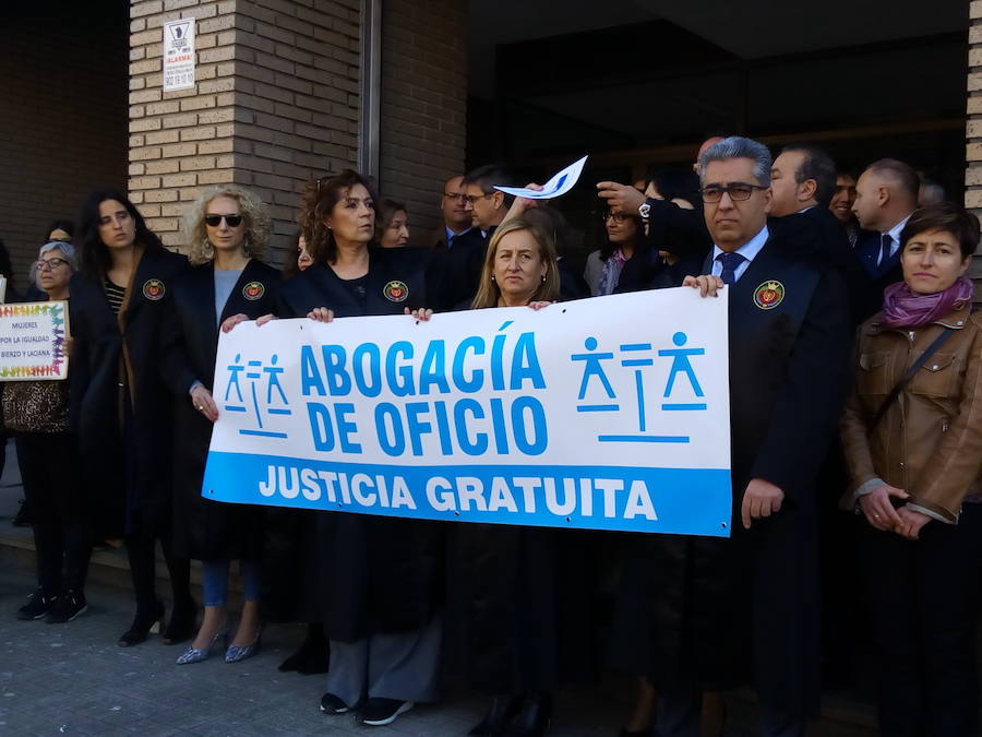 Fotos: Los abogados del Bierzo se movilizan «por la dignidad del turno de oficio»