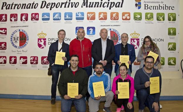 Foto de familia de la entrega de certificados. 