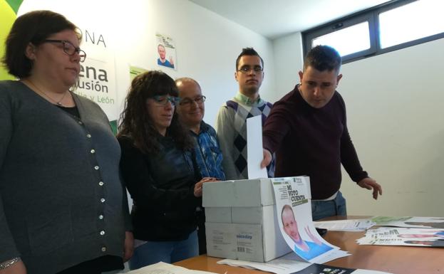 Presentación en Asprona Bierzo de la campaña 'Mi voto cuenta'. 