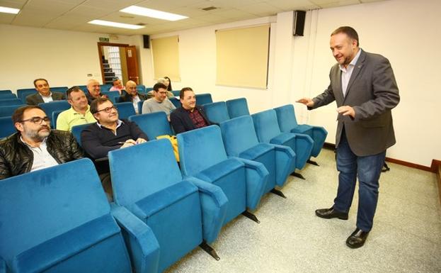 El presidente del Consejo Comarcal del Bierzo, Gerardo Álvarez Courel (D), durante la presentación de los presupuestos de la institución para el ejercicio de 2019 a los representantes de los ayuntamientos, reunidos en la asamblea de ediles.