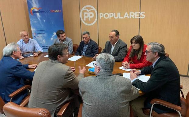 Los candidatos a la Cámara Alta y a la Cámara Baja, en la reunión con los representantes de la formación en la institución comarcal.
