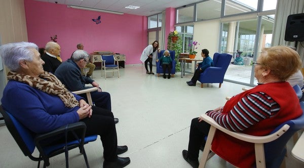 Unidad de convivencia 'En mi casa', impulsado por la Junta de Castilla y León, en el centro terapéutico de día de la Asociación de Familiares y Enfermos de Alzheimer del Bierzo (AFA Bierzo), en Ponferrada.
