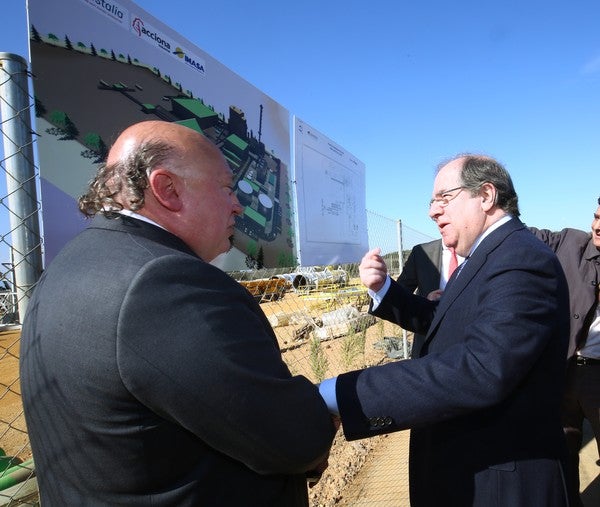 Fotos: El presidente de la Junta visita las obras de la planta de biomasa de Forestalia en Cubillos del Sil