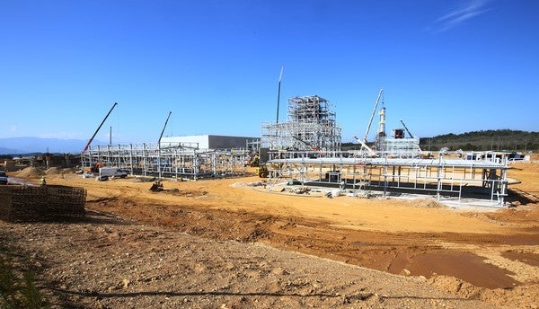 Fotos: El presidente de la Junta visita las obras de la planta de biomasa de Forestalia en Cubillos del Sil