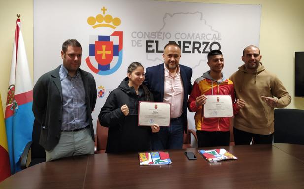 El presidente y el vicepresidente del Consejo Comarcal, Gerardo Álvarez Courel e Iván Alonso, junto a Blanca y Javier Romero y el gerente del Bierzo Fitness Mamba Gym, Diego Vázquez, en el acto de reconocimiento.