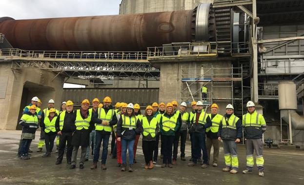 Visita de un grupo de profesionales de los clústeres de minería e industria de ocho países de la Unión Europea a la fábrica de Cementos Cosmos en Toral de los Vados.