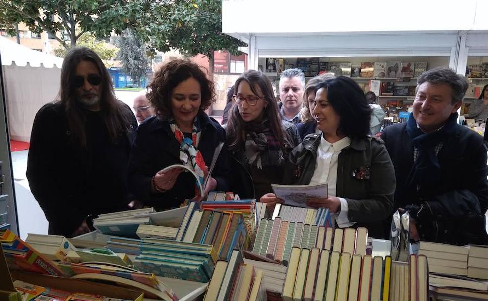 Los autores de 'Menudo Bierzo', la presidenta de la Asociación de Libreros de Ponferrada y miembros de la Corporación municipal, en la inauguración de la Feria del Libro. 