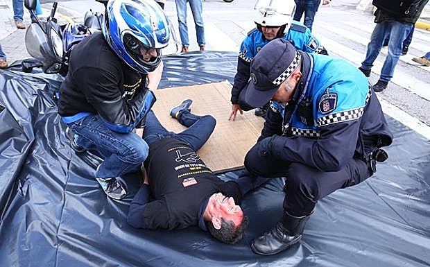 Simulacro de accidente laboral en Ponferrada con motivo del Día Internacional de la Seguridad y la Salud en el Trabajo, organizado por los sindicatos UGT y CCOO.