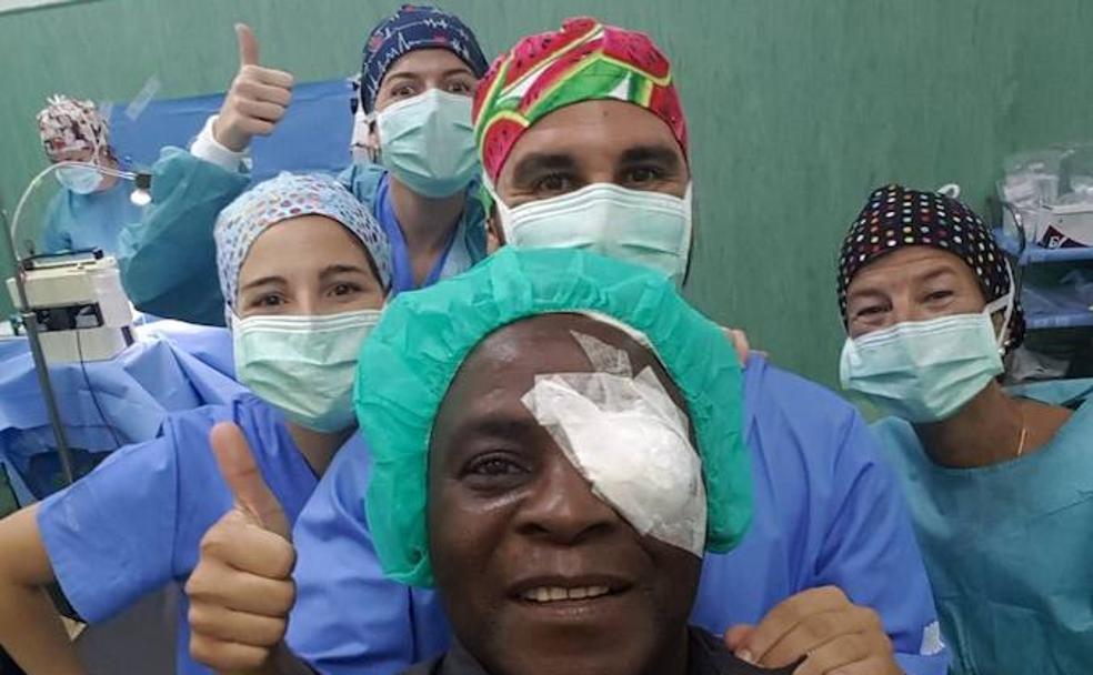 Jorge Sánchez, junto a uno de los pacientes operados.