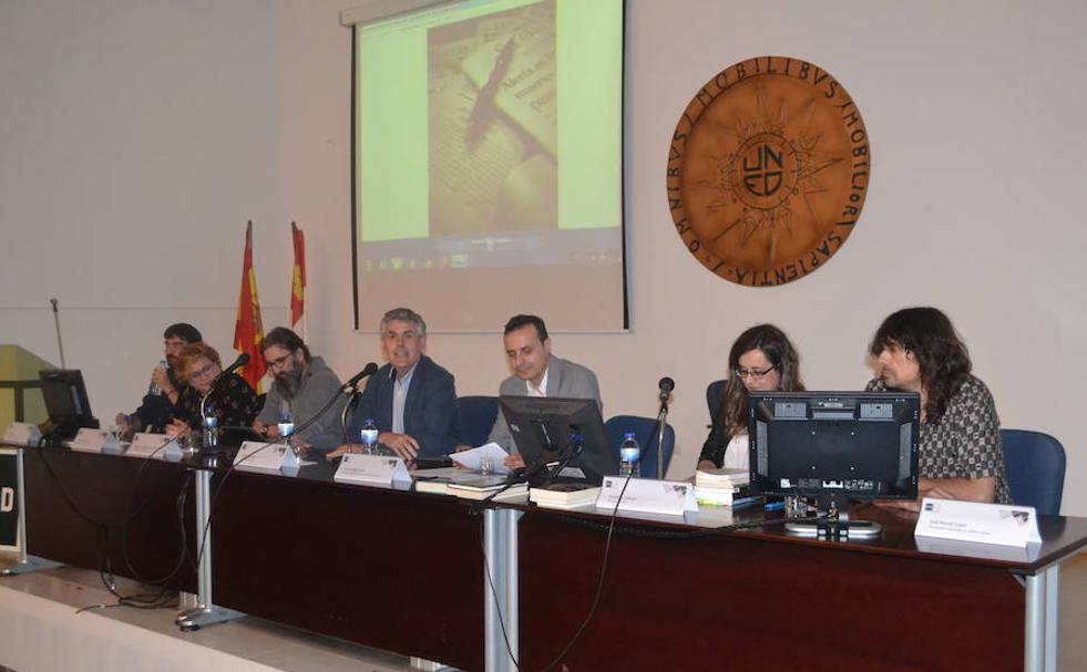 Mesa redonda sobre periodismo celebrada este jueves en Ponferrarda. 