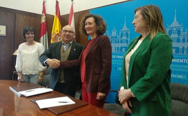 La alcaldesa de Ponferrada, Gloria Fernández Merayo, y el vocal de la junta directiva de Alfaem, José Manuel Martínez, sellaron con un apretón de manos el acuerdo de cesión.