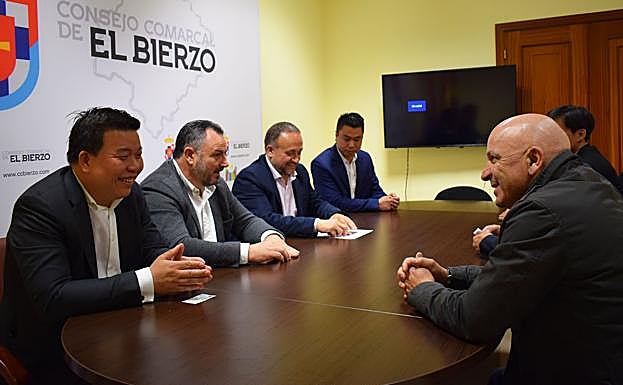 El presidente del Consejo Comarcal del Bierzo, Gerardo Álvarez Courel (C), y el alcalde de Camponaraya, Eduardo Morán, con empresarios chinos. 