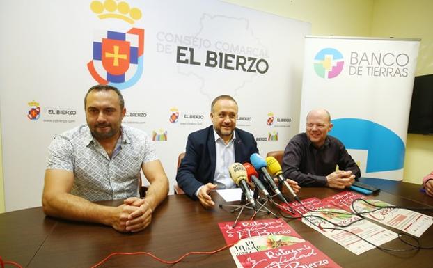 El presidente del Consejo Comarcal del Bierzo, Gerardo Álvarez Courel (C), junto al alcalde de Corullón (León), Luis Alberto Arias (I), y el director técnico de la marca de garantía Cereza del Bierzo, Pablo Linares (D), durante la presentación de la ruta del cerezo del Banco de Tierras.