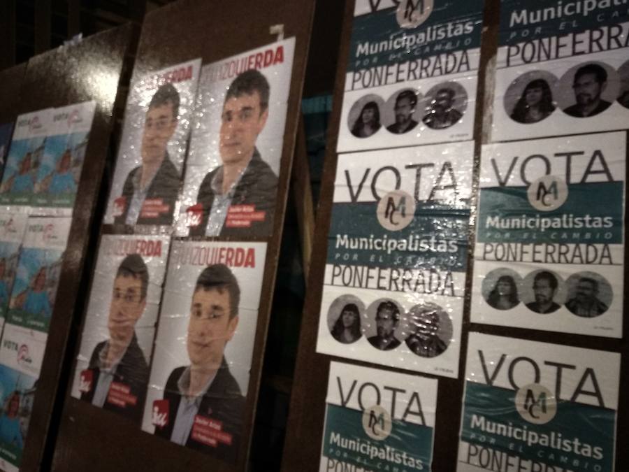 Fotos: Pegada de carteles de Ponferrada