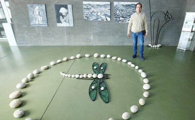 El hierro y las piedras toman vida en la muestra de la «última hornada» del trabajo de Santiago Castelao