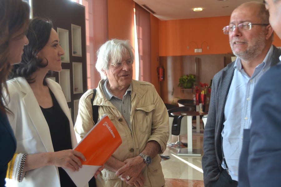 Javier Nart, en el centro de la imagen, a su llegada a Ponferrada. 