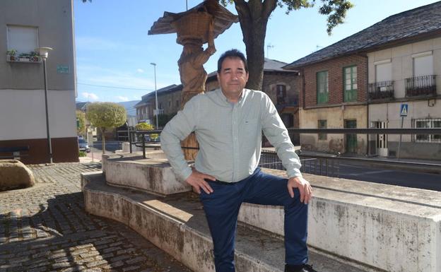 Andrés Buelta, candidato de Vecinos Independientes Agrupados a la Alcaldía de Ponferrada, tras la entrevista en Columbrianos.