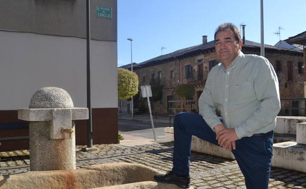 Andrés Buelta, candidato de Vecinos Independientes Agrupados a la Alcaldía de Ponferrada, tras la entrevista en Columbrianos. 