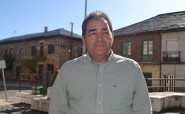 Andrés Buelta, candidato de Vecinos Independientes Agrupados a la Alcaldía de Ponferrada, tras la entrevista en Columbrianos.