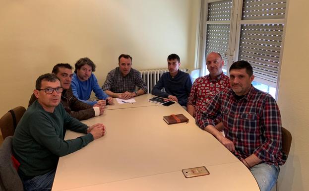 Imagen de la reunión entre miembros de IU y responsables comarcales de UGT. 