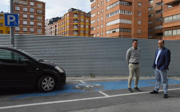 Marco Morala y Roberto Mendo ante las cien plazas cerradas del aparcamiento de Obispo Osmundo.