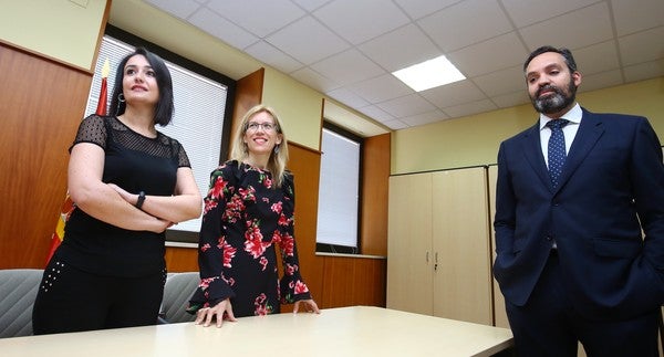 La nueva jueza decana del partido judicial de Ponferrada, Ana María Lourido (C), junto a la responsable del Decanato, Raquel Martínez (I), y el juez y presidente de la Junta Electoral de Ponferrada, Óscar Hernáiz.