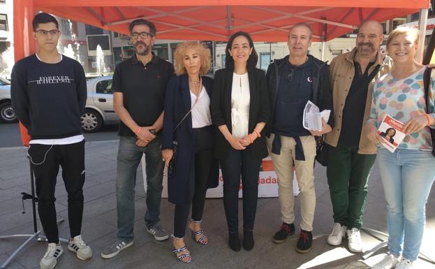 La candidata de Cs a la Alcaldía de Ponferrada, Ruth Morales, junto a miembros de su candidatura en el acto de campaña en Lazúrtegui.