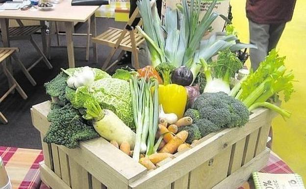 Cesta con productos de la huerta en un mercado ecológico. 