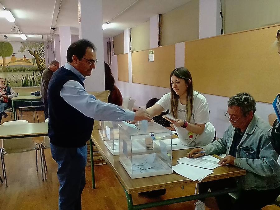 Fotos: Los candidatos a la Alcaldía de Ponferrada votan