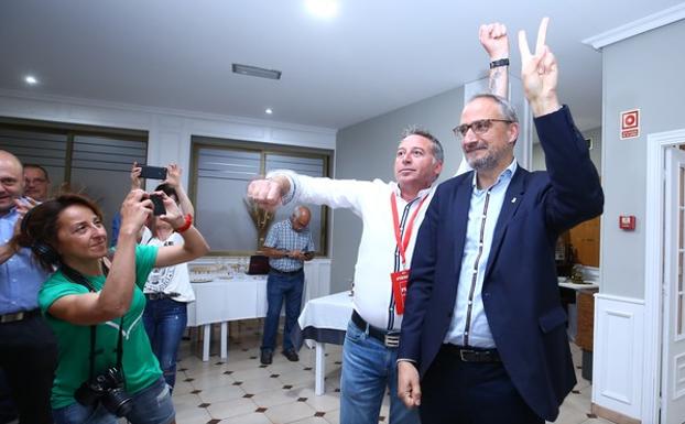 Olegario Ramón celebra la victoria tras conocer los resultados de las elecciones municipales en Ponferrada.