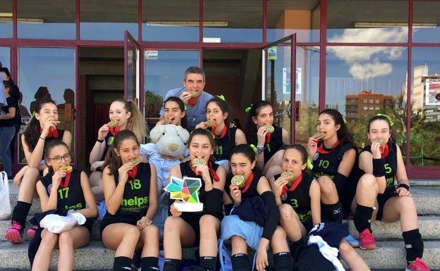 Equipo infantil femenino de La Asunción con su entrenador, Fran Carrera. 