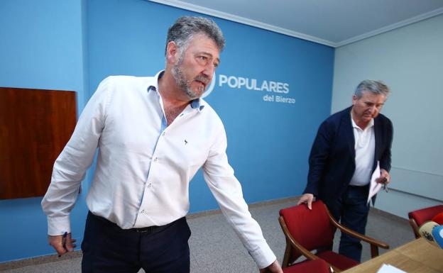 El secretario provincial del PP de León, Ángel Calvo (I), junto al presidente comarcal del PP en el Bierzo, Raúl Valcarce (D), este miércoles en la sede del partido en Ponferrada. 