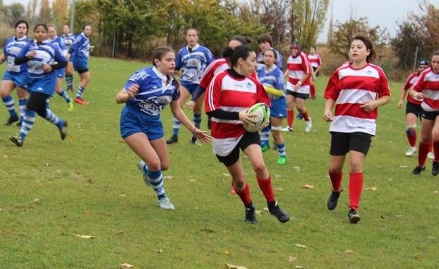 El equipo femenino de Bierzo Rugby en un partido contra el Valladolid.