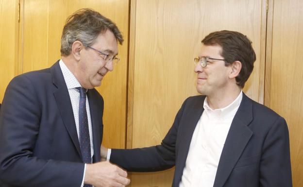 Juan Martínez Majo saluda a Alfonso Fernández Mañueco durante un acto oficial.