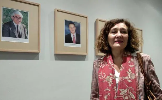 Gloria Fernández Merayo, junto a las imágenes de los alcaldes de la ciudad del salón de plenos.