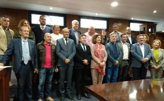La alcaldesa de Ponferrada (C), junto a los concejales de los diferentes grupos que integran la Corporación municipal, tras el pleno de despedida.