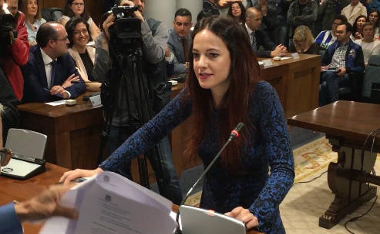 La concejala de Podemos, Lorena González, durante su toma de posesión.