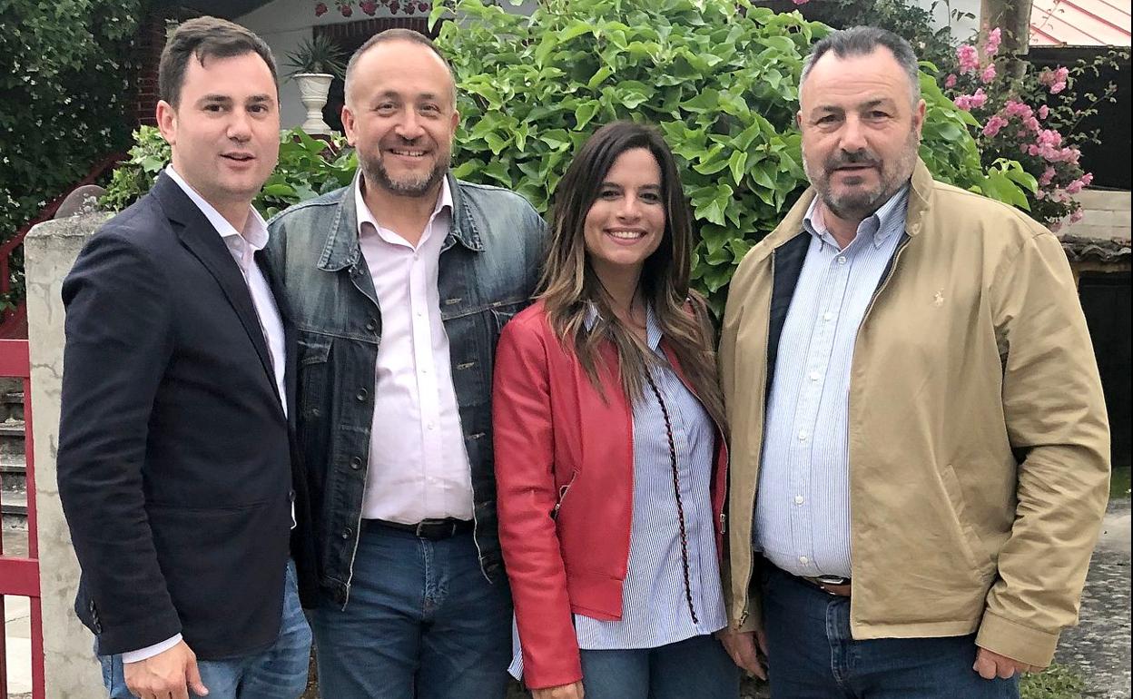 Los candidatos posan a la conclusión del encuentro en Soto y Amío.