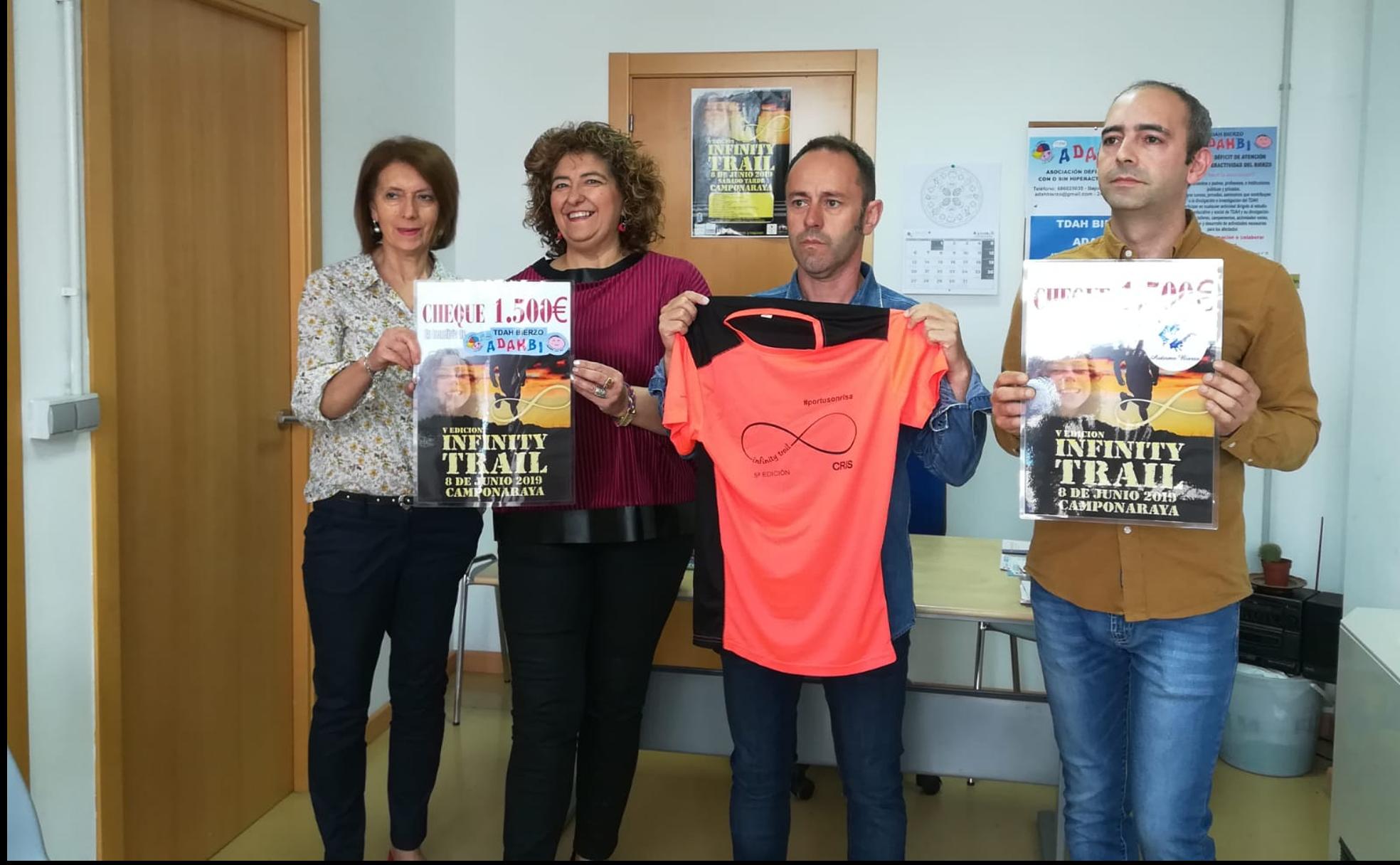 El organizador de la Infinity Trail, Jesús Díez (2D), junto a los responsbles de Autismo Bierzo y ADAHBI, en el acto.