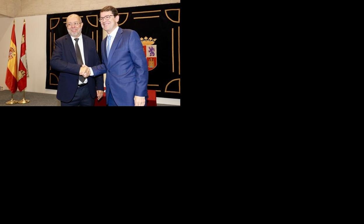 Francisco Igea (izquierda) y Alfonso Fernández Mañueco, tras firmar el acuerdo de programa entre Ciudadanos y PP en Castilla y León.