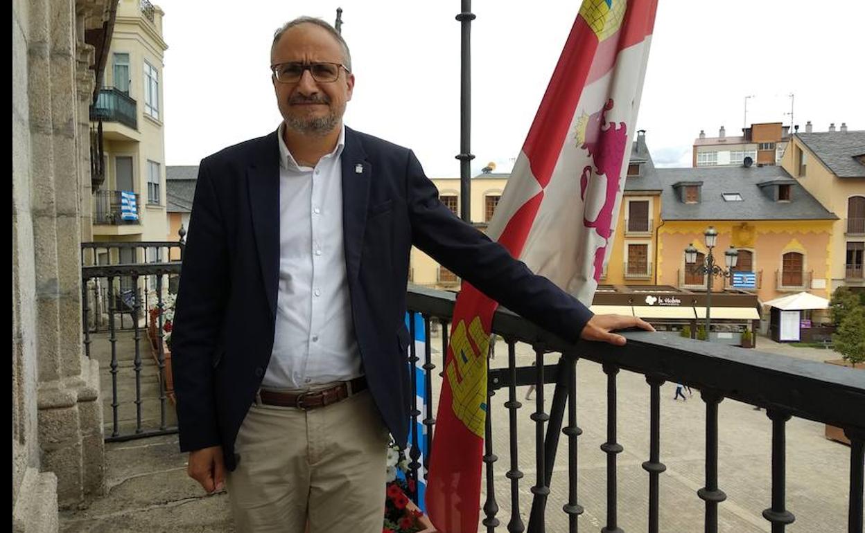 El alcalde de Ponferrada, Olegario Ramón, en el balcón del Ayuntamiento.